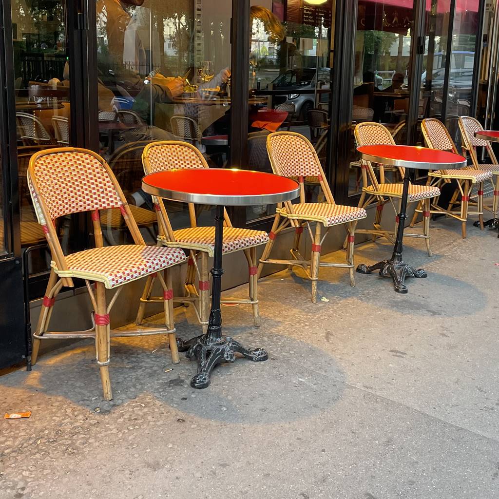 松永加奈のフランス便り57】「パリのカフェといえば」のアノ椅子の正体