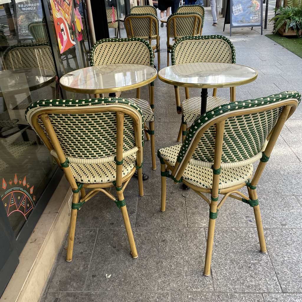 松永加奈　カフェの椅子