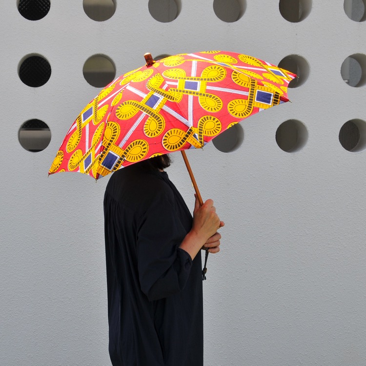 鮮やかな色のコンビネーションがあるアフリカンファブリックの傘