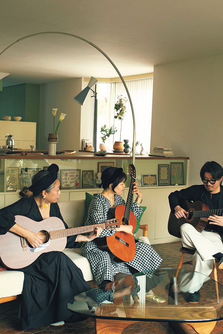 ギターの練習をする野口アヤさん、二宮楽さん、二井里佳子さん