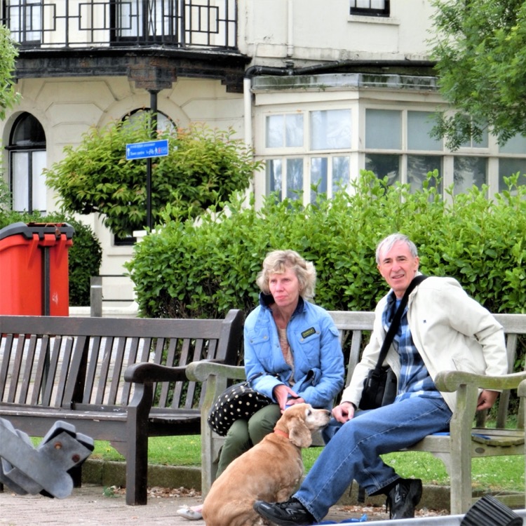 イギリスの公園のベンチでくつろぐ夫婦