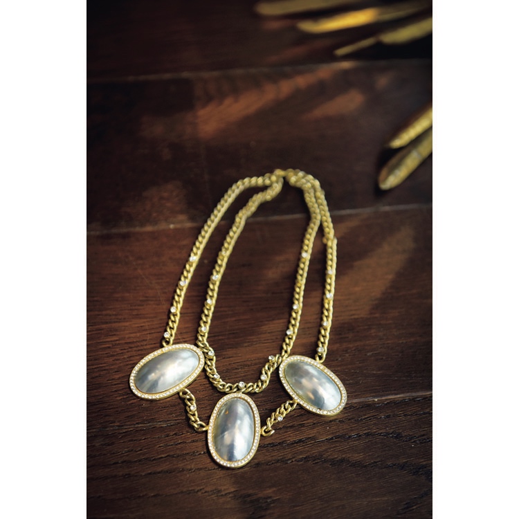 エリエット・カラッチョーロの真珠貝のネックレスはオークションで購
