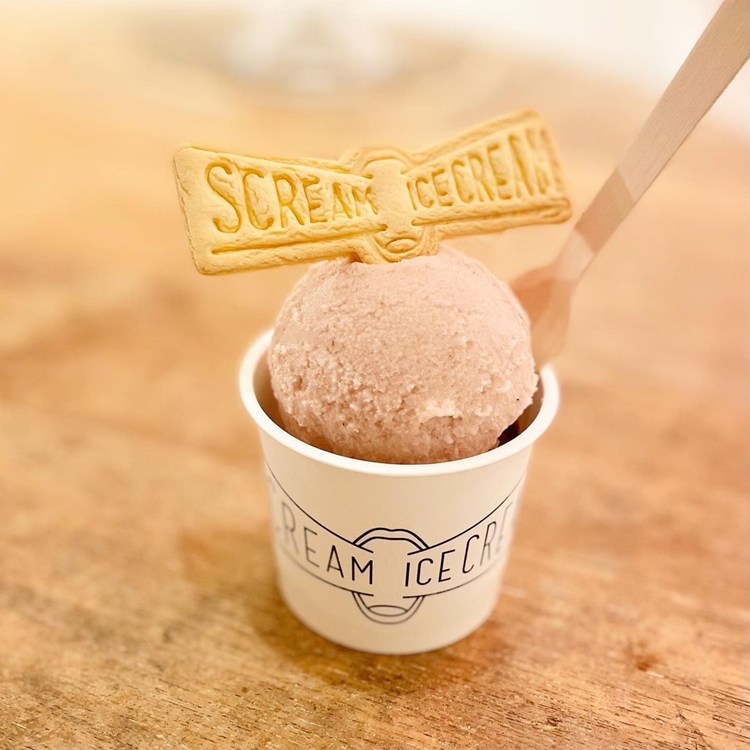 カップに入ったスクリームアイスクリームのアイス