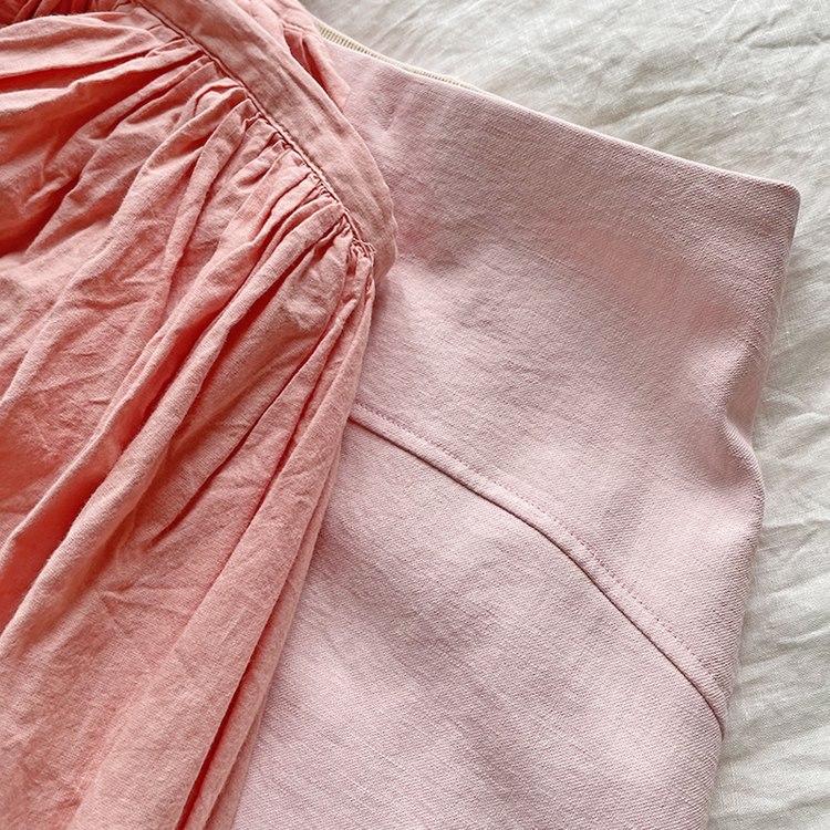 素材の異なる2枚のピンクのスカートを並べた様子