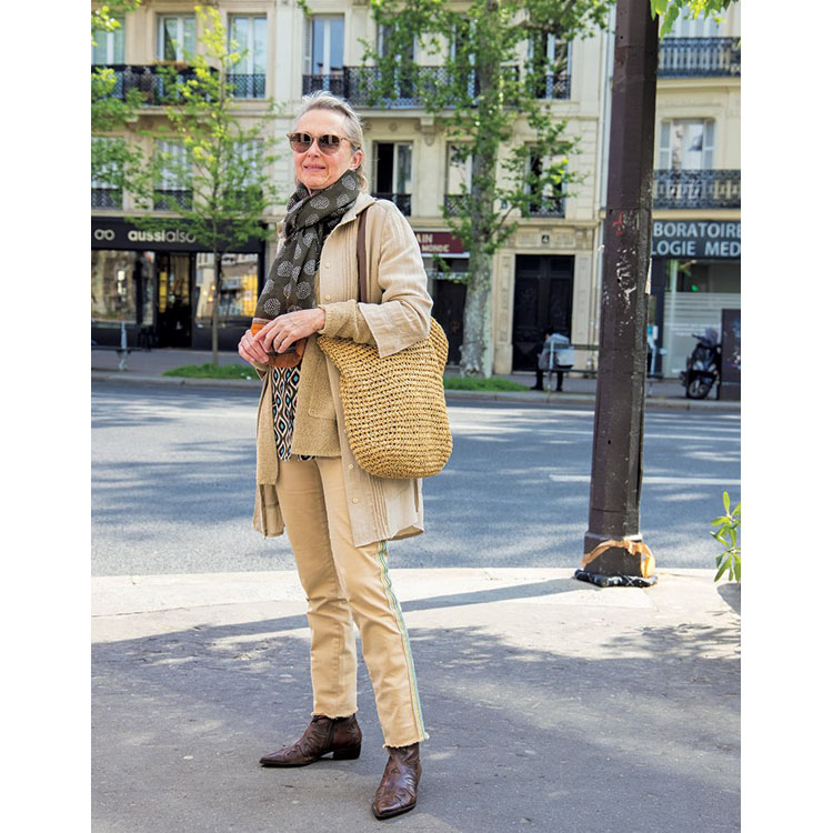 フランス人の街角スナップ】マチュア世代のフェミニンスタイル。優しい 