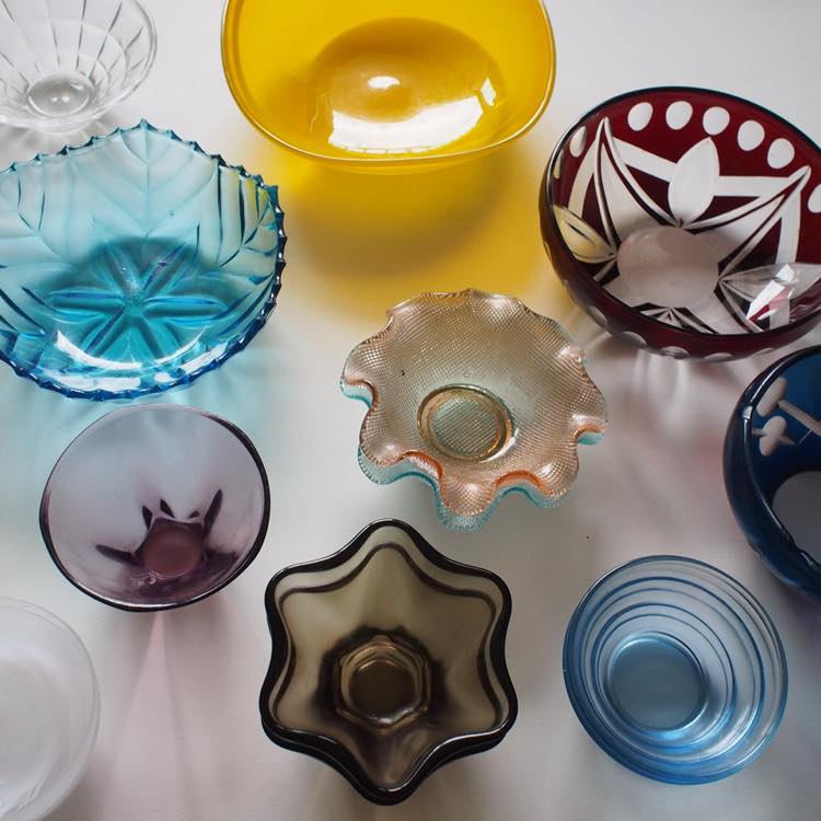 色や形それぞれに個性的なアンティークガラス