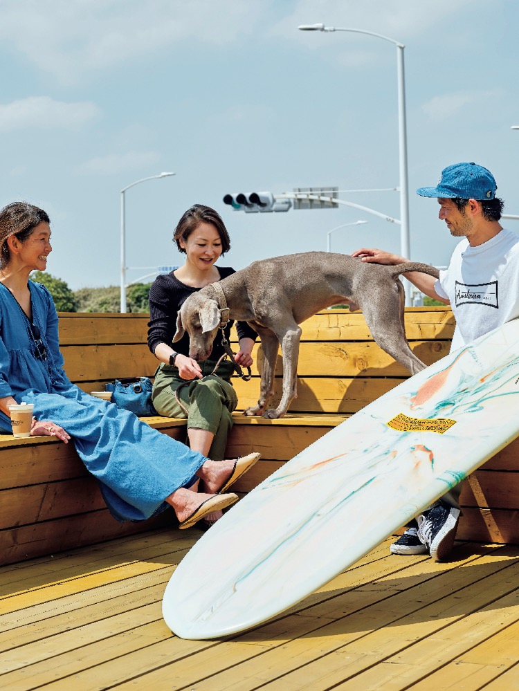 左から大内佳子さん、松井陽子さん、秋山晃二さんが犬と戯れている