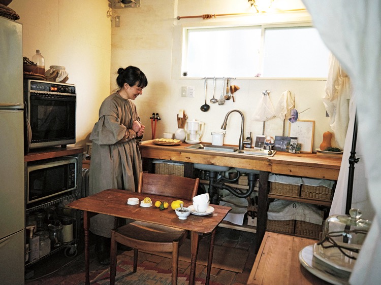 山下さんが友人に木工で作ってもらったキッチンのシンク台