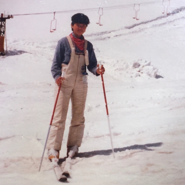 スキー場で立っている高校時代の松任谷由実さん