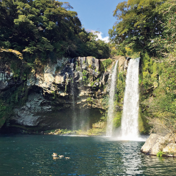 済州島の天地淵瀑布