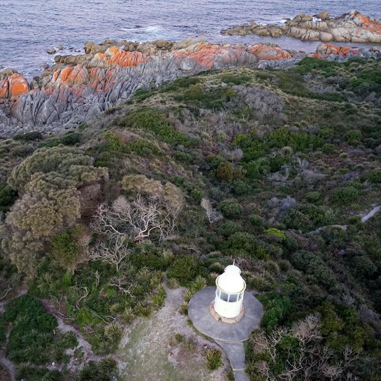 ベイ·オブ·ファイヤーズの灯台からの眺めは岩山と緑が溢れている