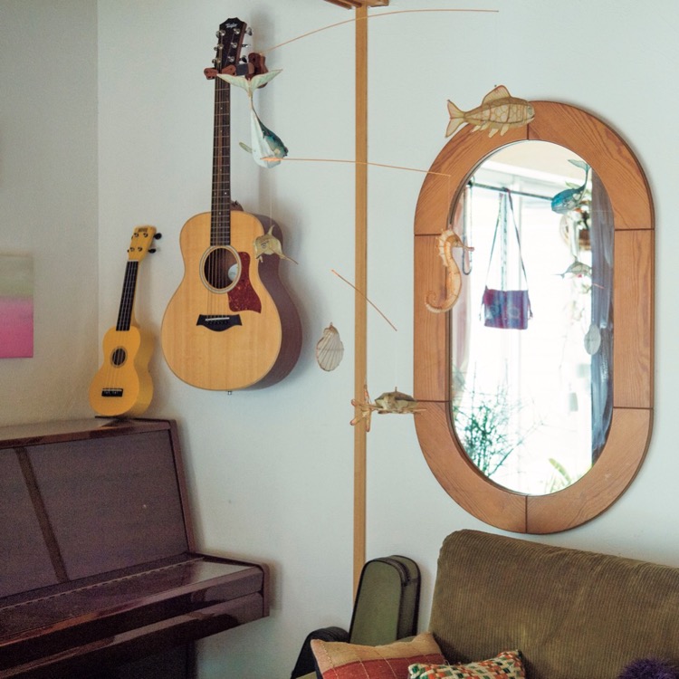 壁にはアコースティックギターがかけられている