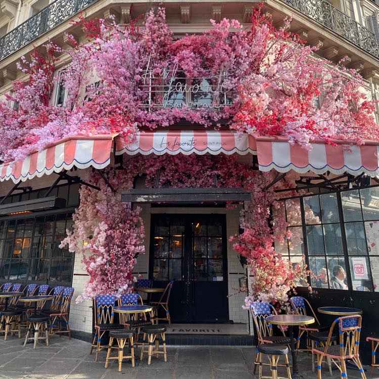ピンクのお花で埋め尽くされたカフェ「La Favorite」の入口