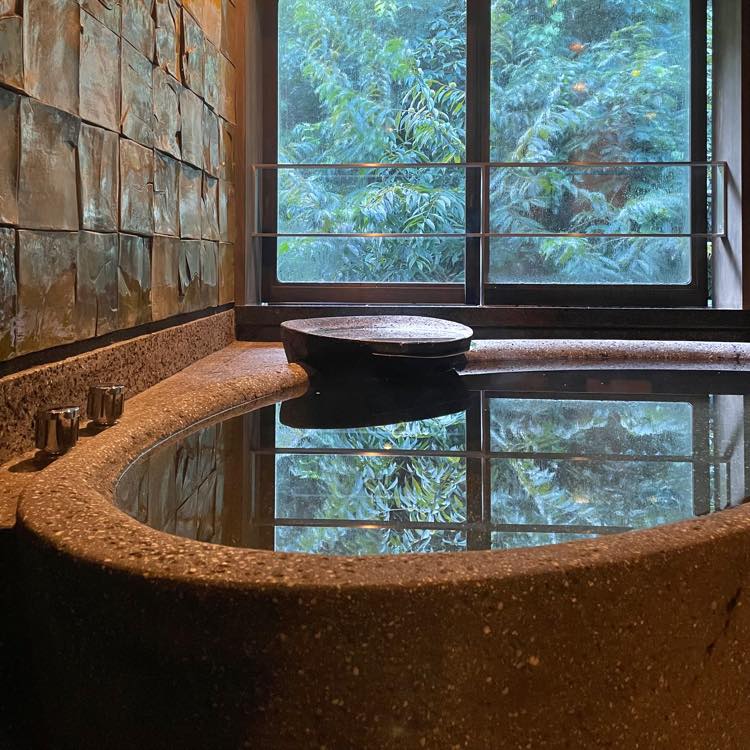 土製の浴槽「地の風呂」