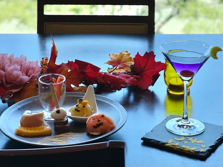 箱根仙石原プリンスホテル の白露ウィーン限定のフードやドリンクがテーブルの上に置いてある