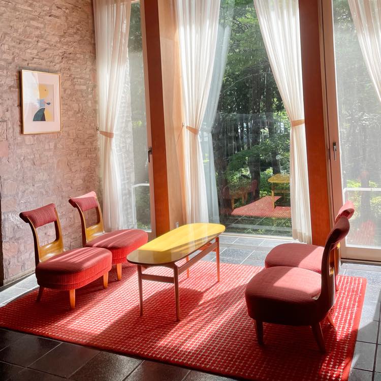 『ザ・プリンス 箱根芦ノ湖』のホテルのメインロビーには村野藤吾氏がデザインしたシュウ色の〈スワンチェア〉