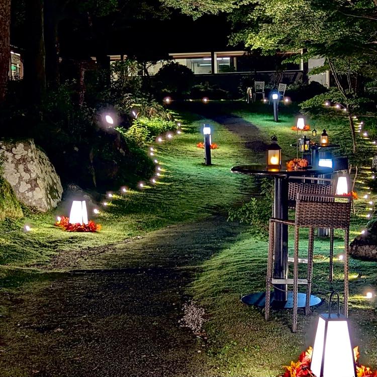 『箱根湯の花プリンスホテル』の中庭遊歩道