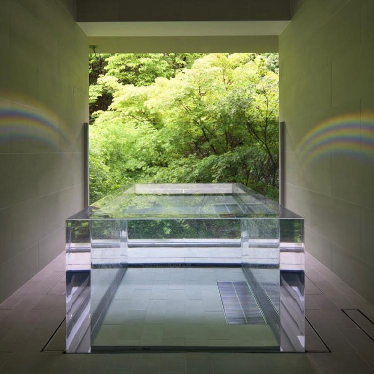 京都の老舗旅館『すみや亀峰菴』の緑が眺めることのできる浴室