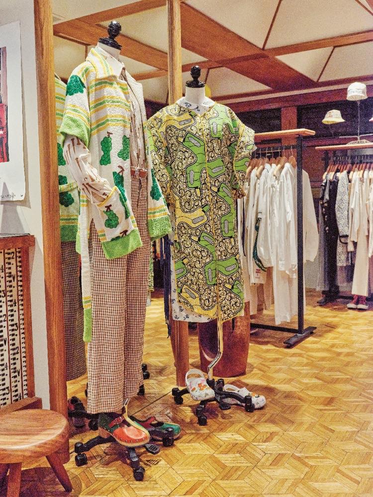 アフリカンプリントのチュニックのグリーンの洋服2着がマネキンに着用されている