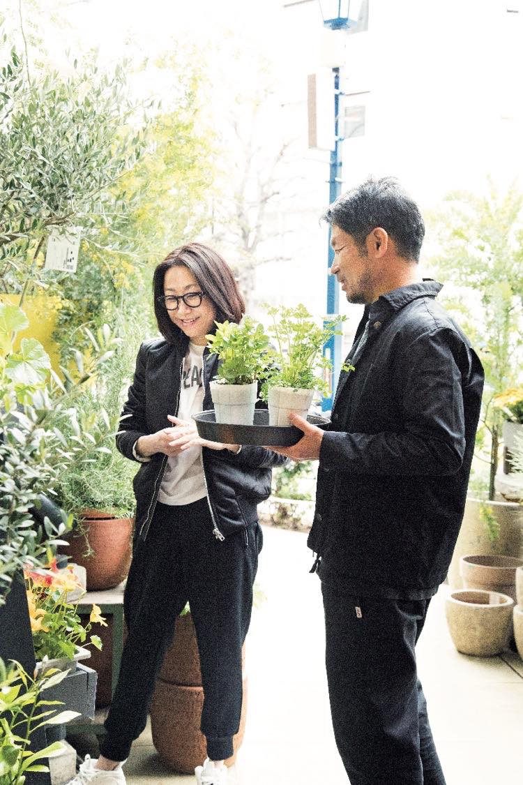 仲村博之さんと青木貴子さんが植物を選んでいる