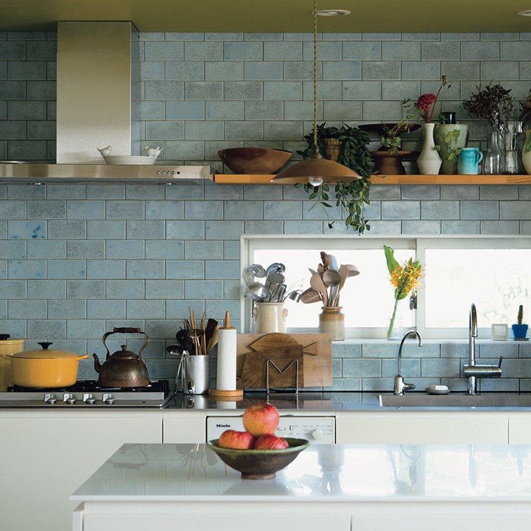 キッチンは3年前のリフォームで青のタイルにした
