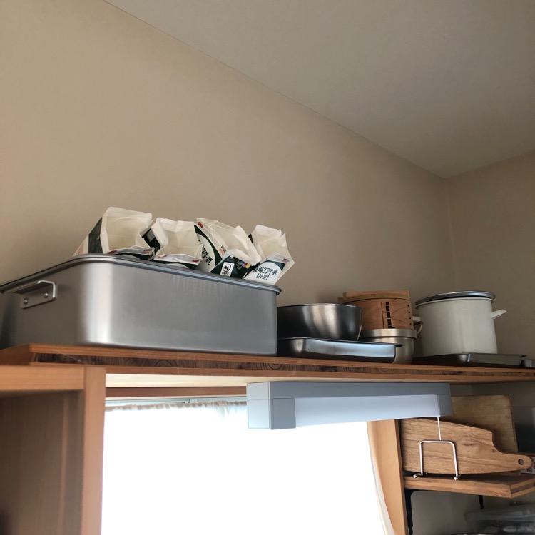 キッチンの上の棚にボウルや湯たんぽが置いてある