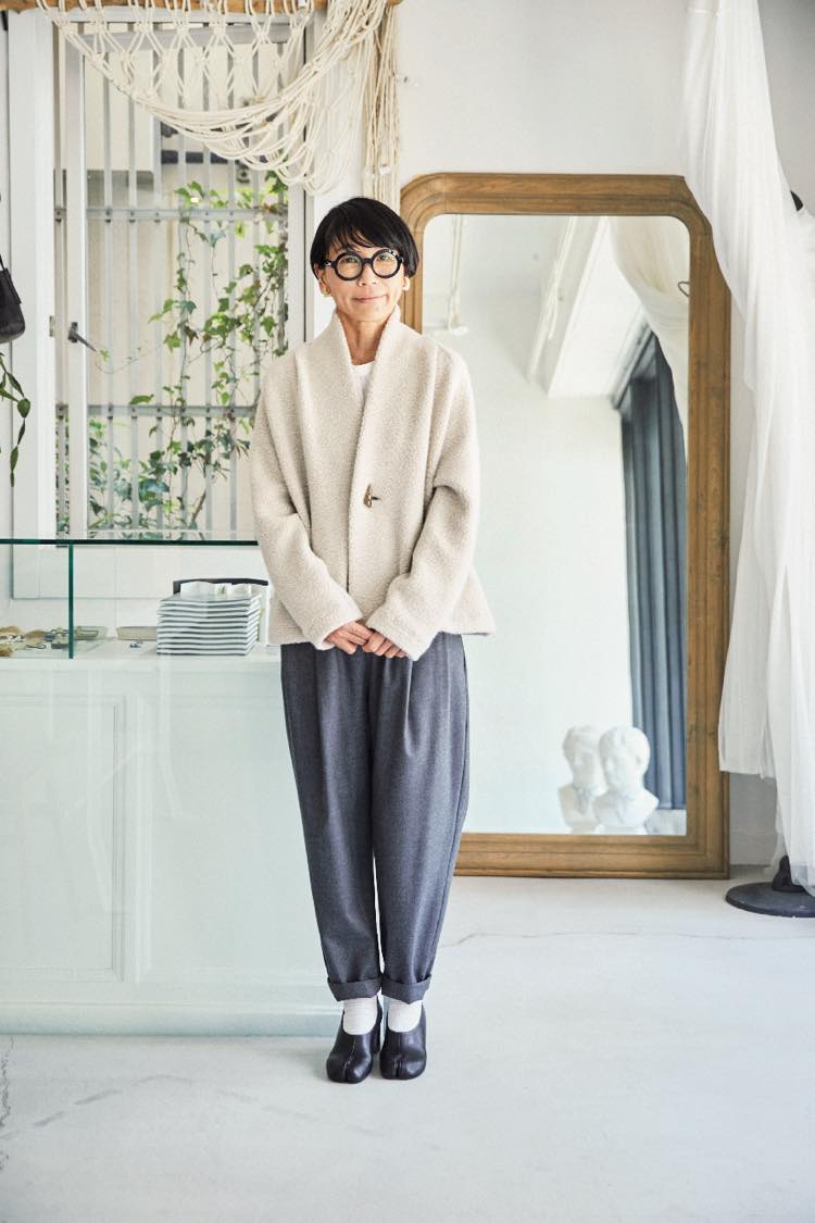 『SI-HIRAI』ディレクター、 
 『Si・Si・Si』com fortデザイナー・平井慶子さんが白をベースにしたファッションで立っている