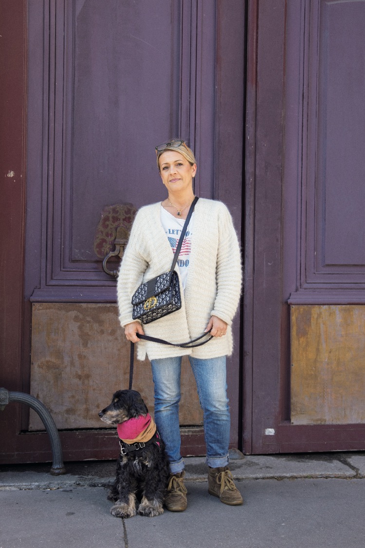 お散歩コーデのパリマダムが愛犬と一緒に写っている