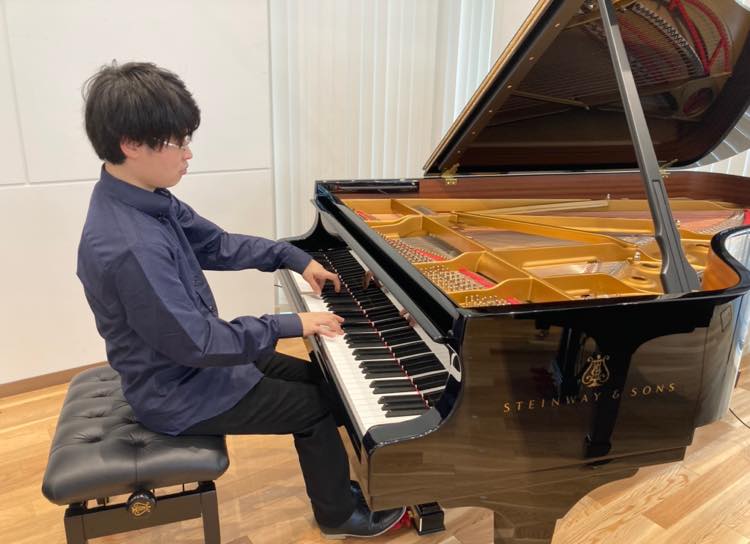 東京藝術大学 音楽研究科博士課程在籍中で、ソリストとしての演奏活動も行う髙井玄樹さんがピアノを弾いている様子