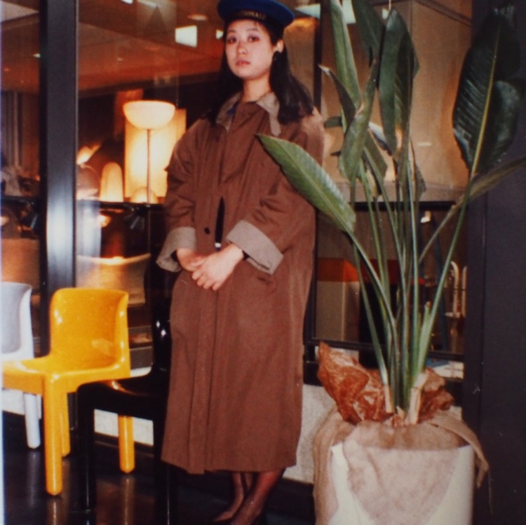 20代の頃の石黒美穂子さんのブラウンのロングコートを羽織ったスナップショット
