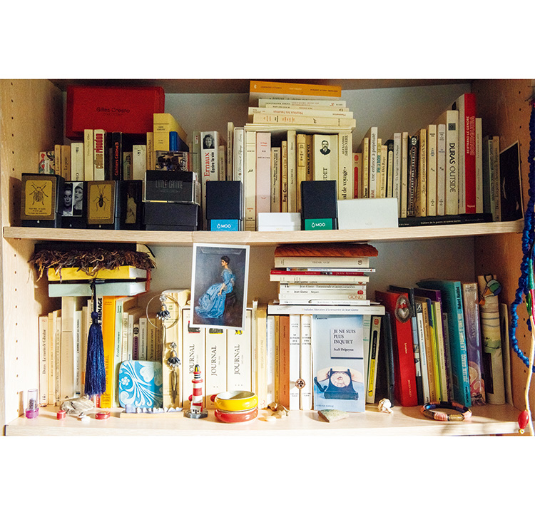 小物と本が一緒に並べられたナディア・ル・ジャンドルさんの本棚
