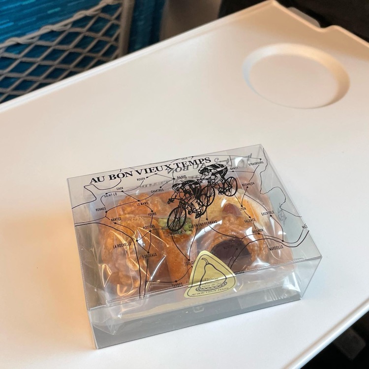オーボンヴュータンのクッキーが袋に入って梱包されている