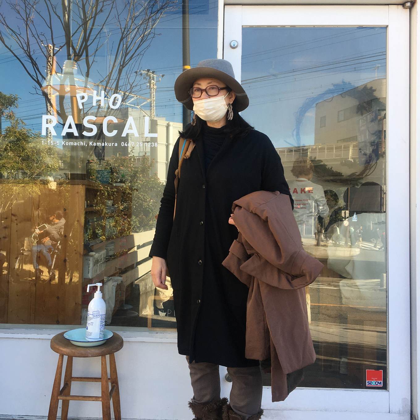 フォーラスカルの前に立つ石黒美穂子