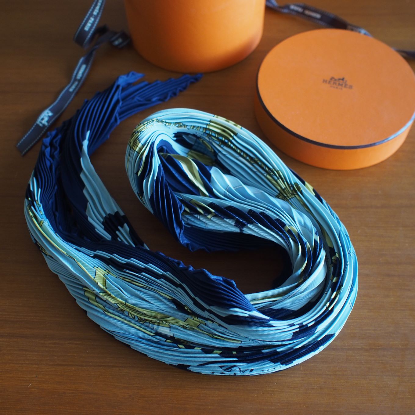 エルメスのプリーツスカーフ