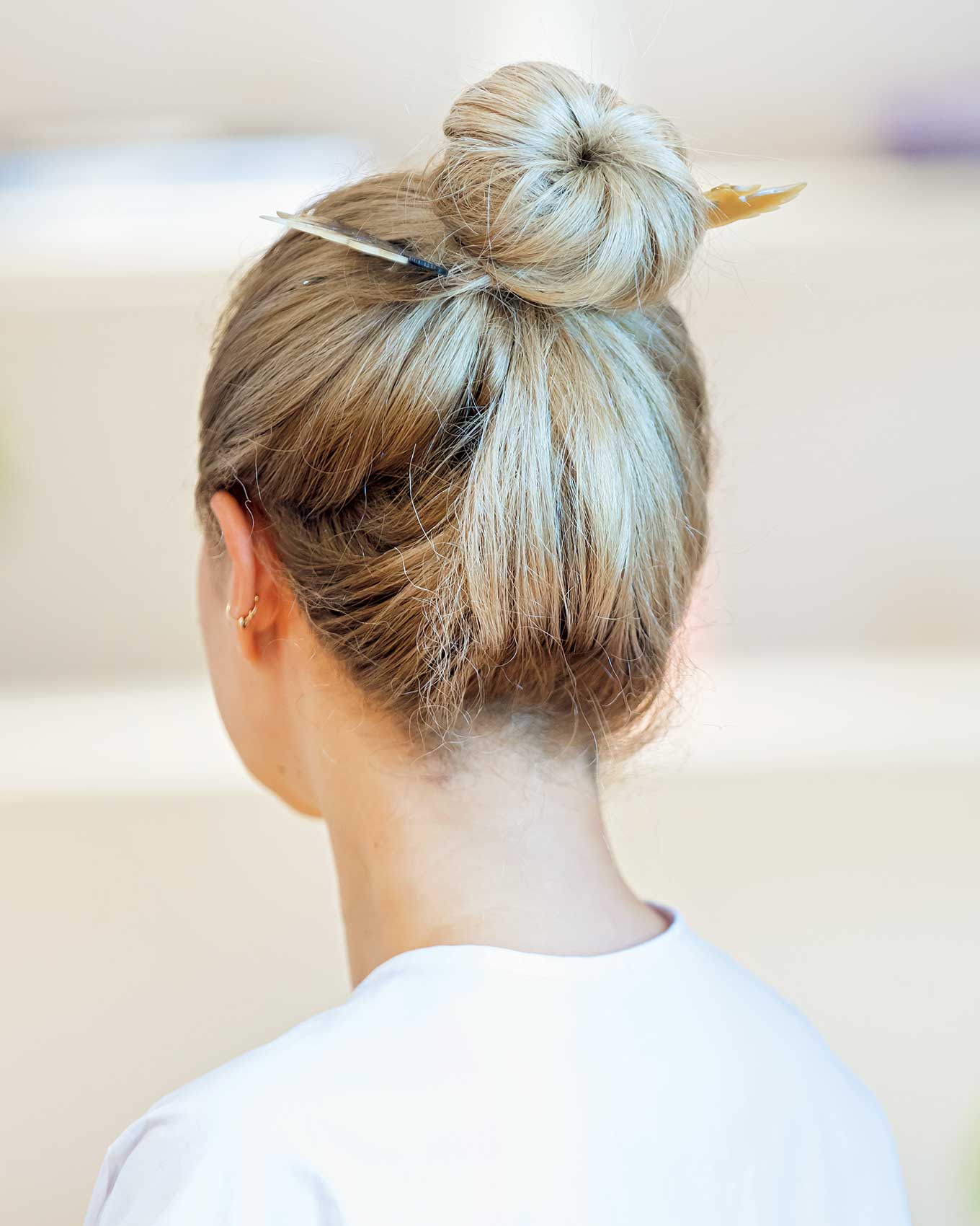 ハウスオブロータスプレスの吉川恵理奈さんのお顔写真お団子ヘアバックスタイル