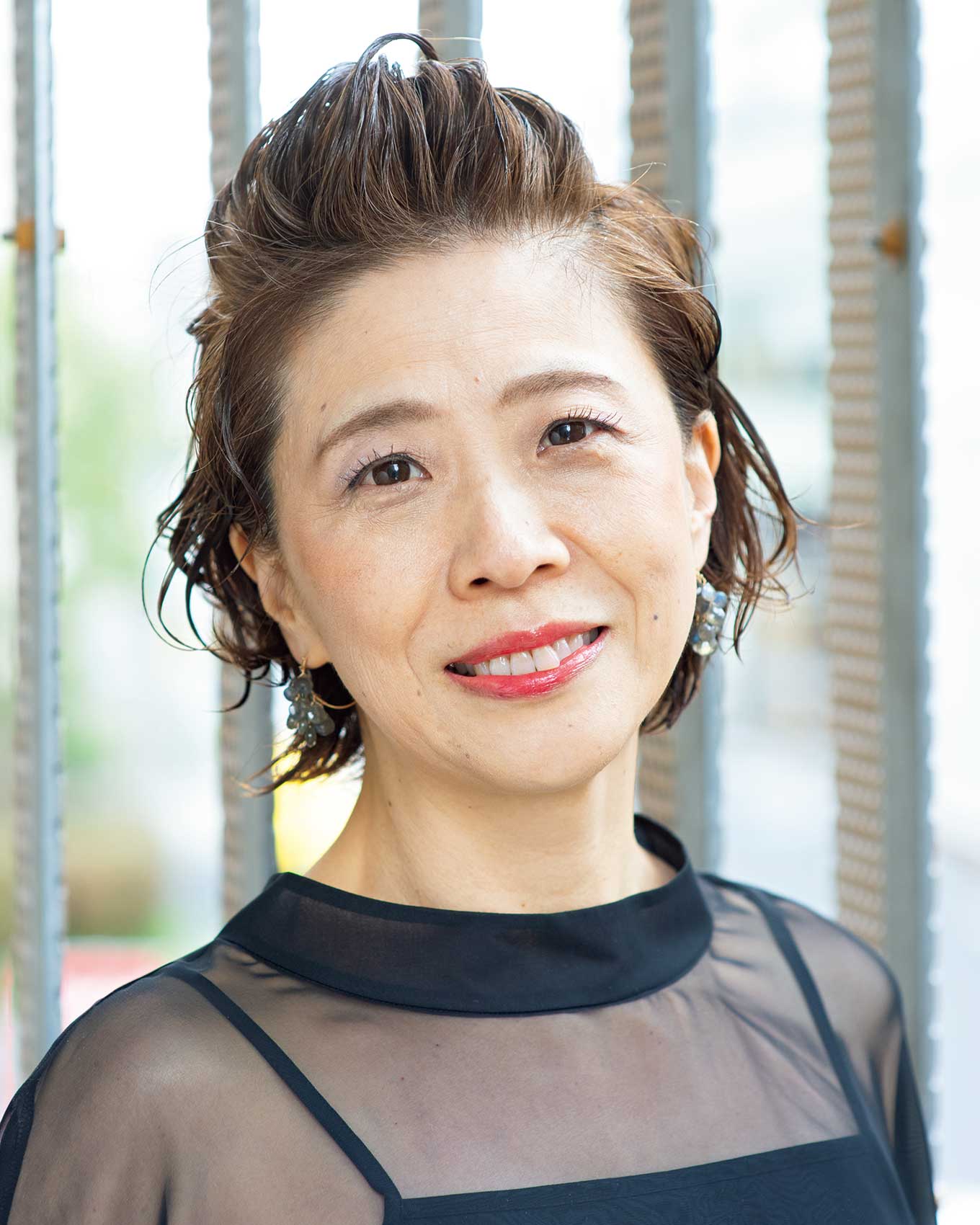 会社員の西岡知子さんのお顔写真パーマヘア&ポンパドール