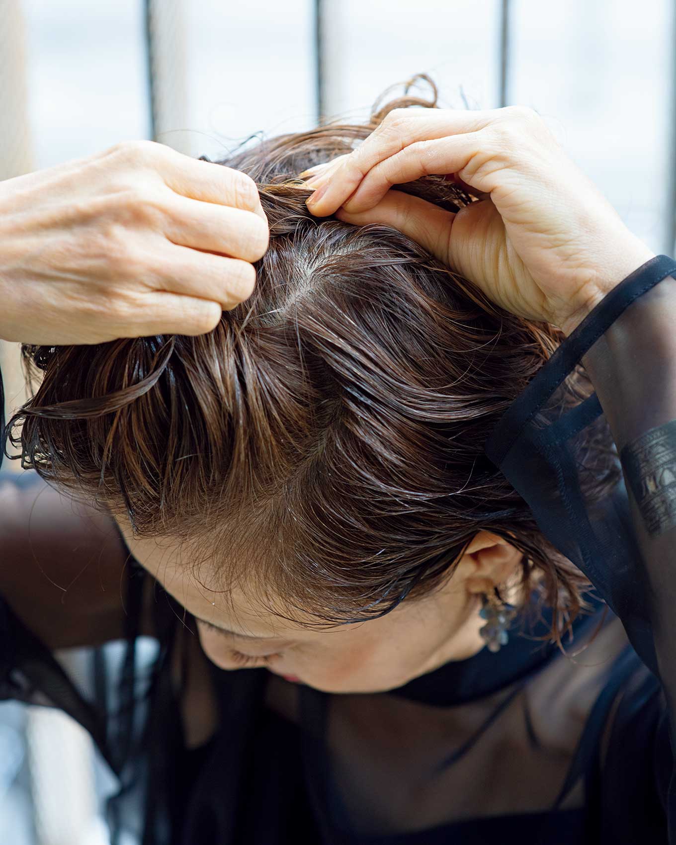 会社員の西岡知子さんのお顔写真パーマヘア&ポンパドールアップ写真