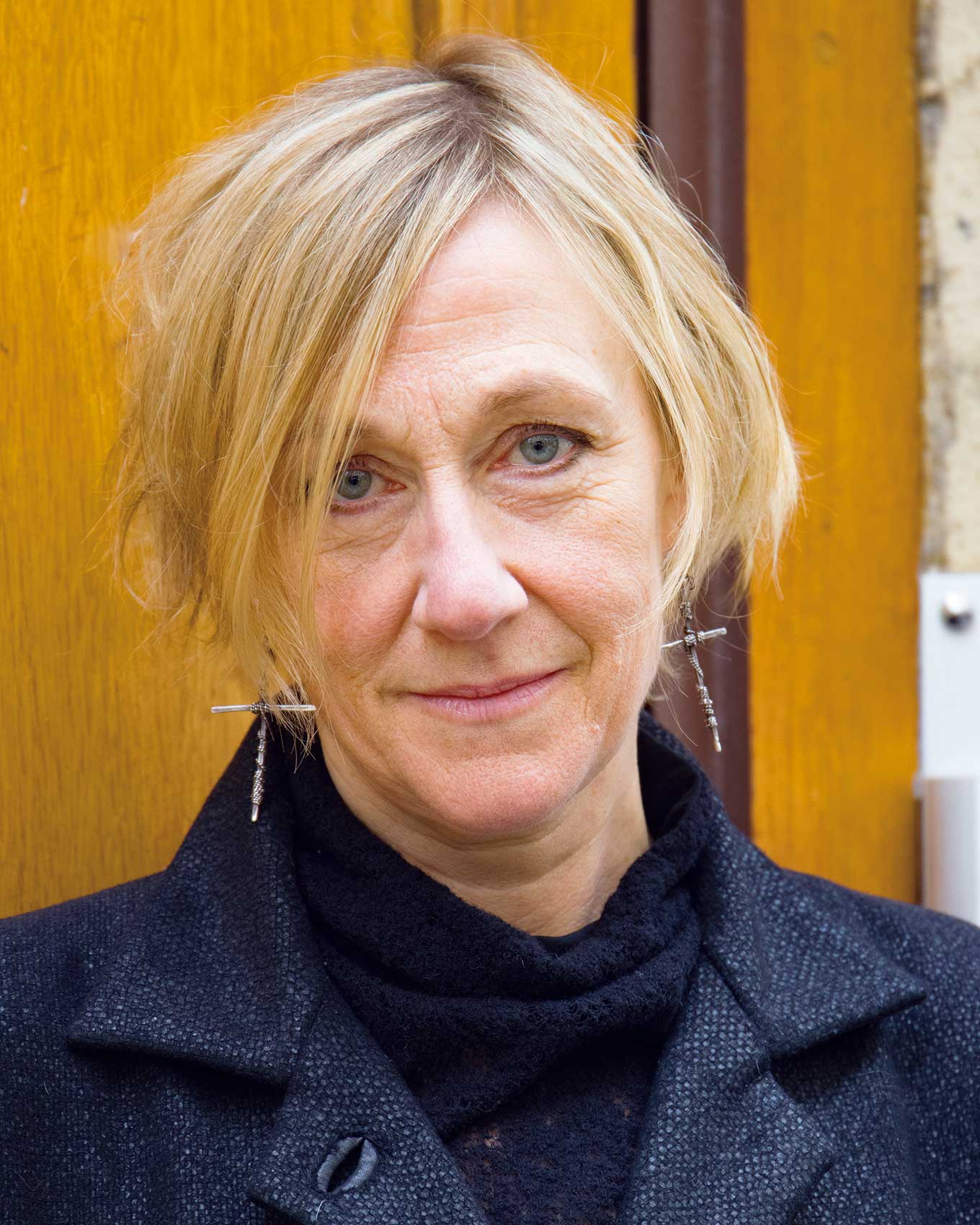 ファッションデザイナーのアニカ・レナスカールストロームさんのヘアスナップ正面