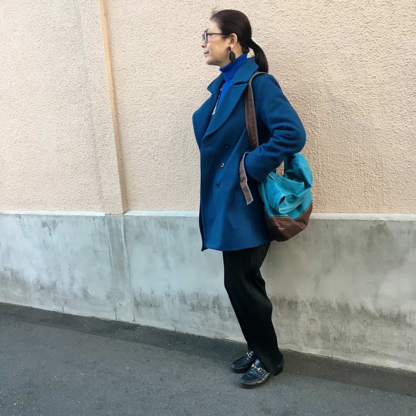 石黒美穂子さんが全身ブルーのコーデで横を向いている