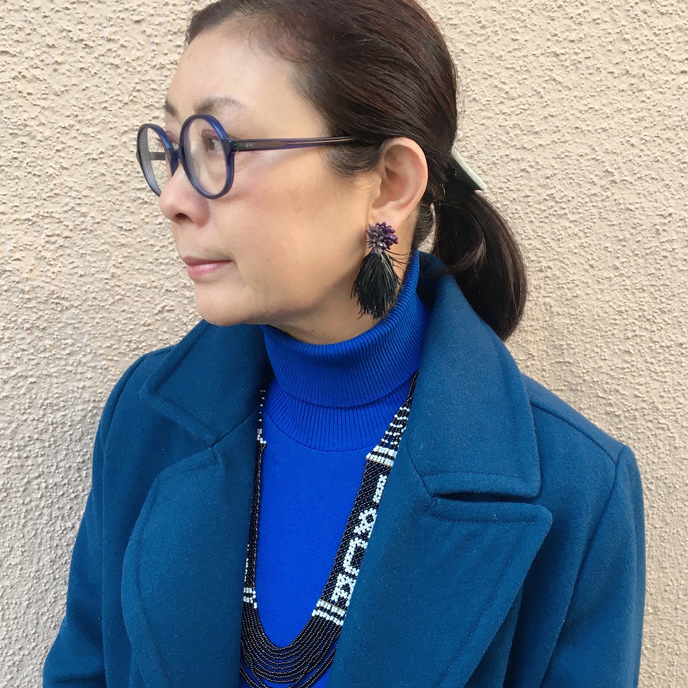 石黒美穂子さんがブルーのコーデで横を向いている