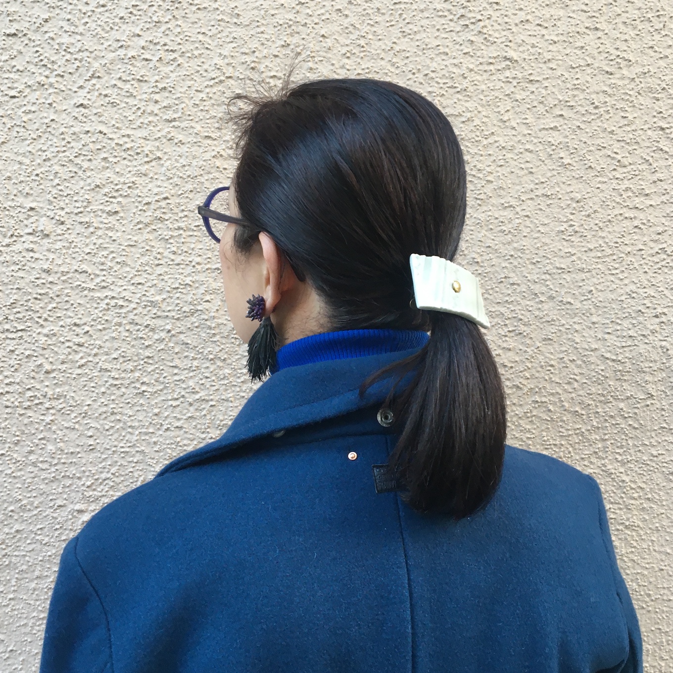 石黒美穂子さんがブルーのコーデの後ろ姿