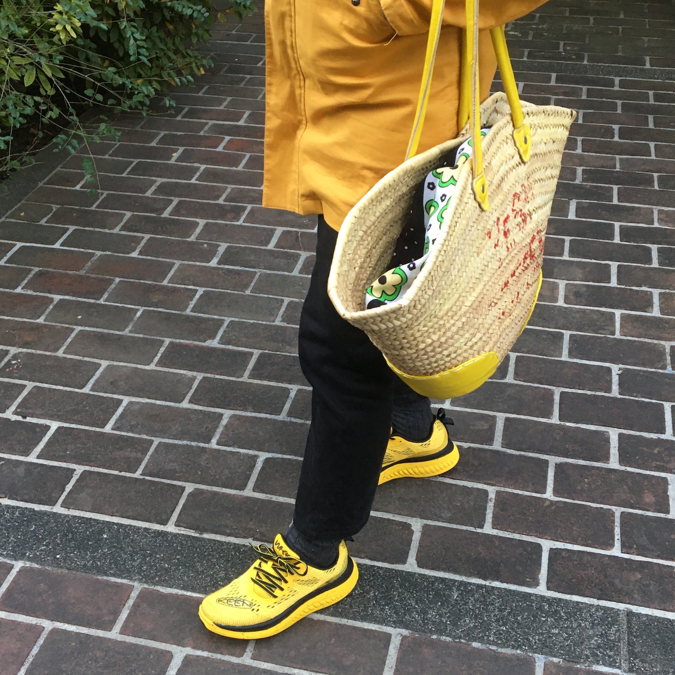 イエローコーデの足元