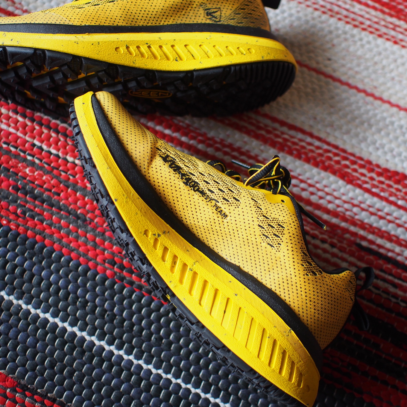 イエローの靴が置いてある