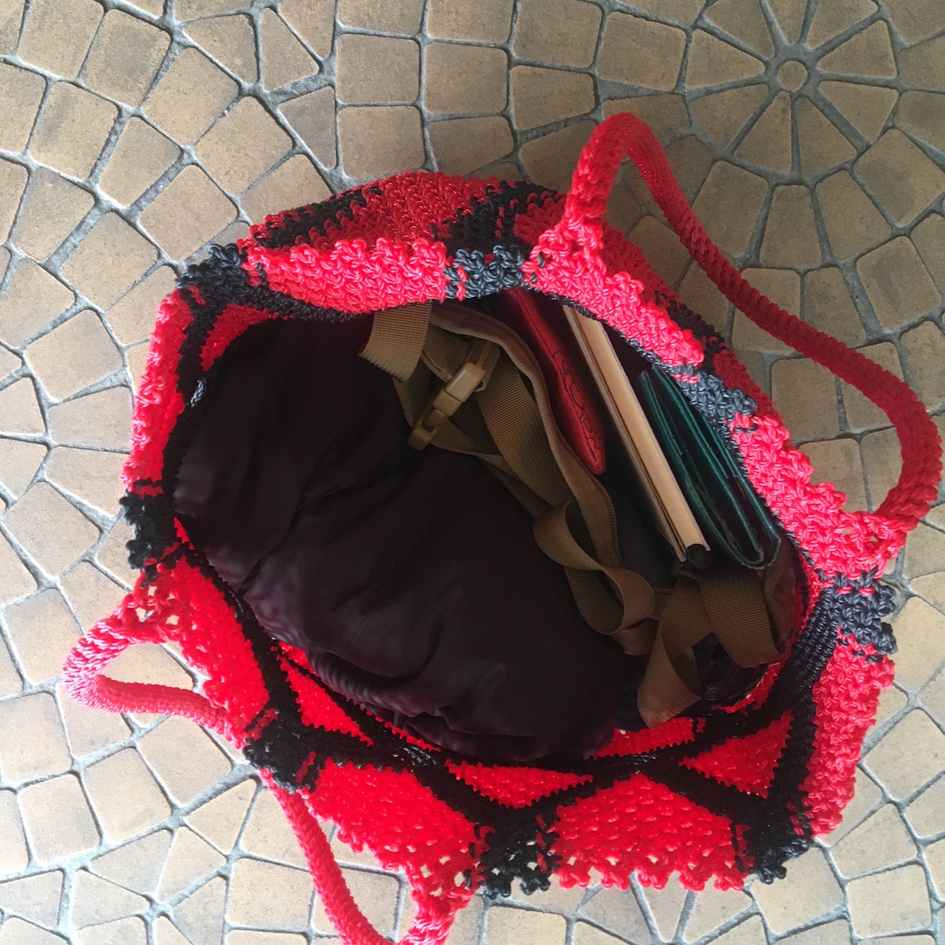 レッドが目立つ鞄の中身