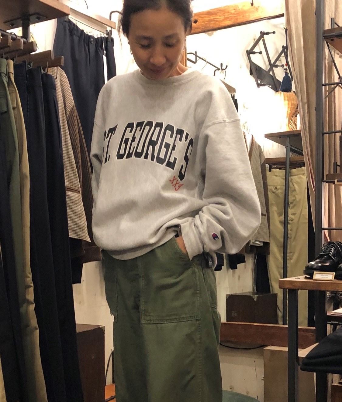 古着屋で試着する菜木のり子