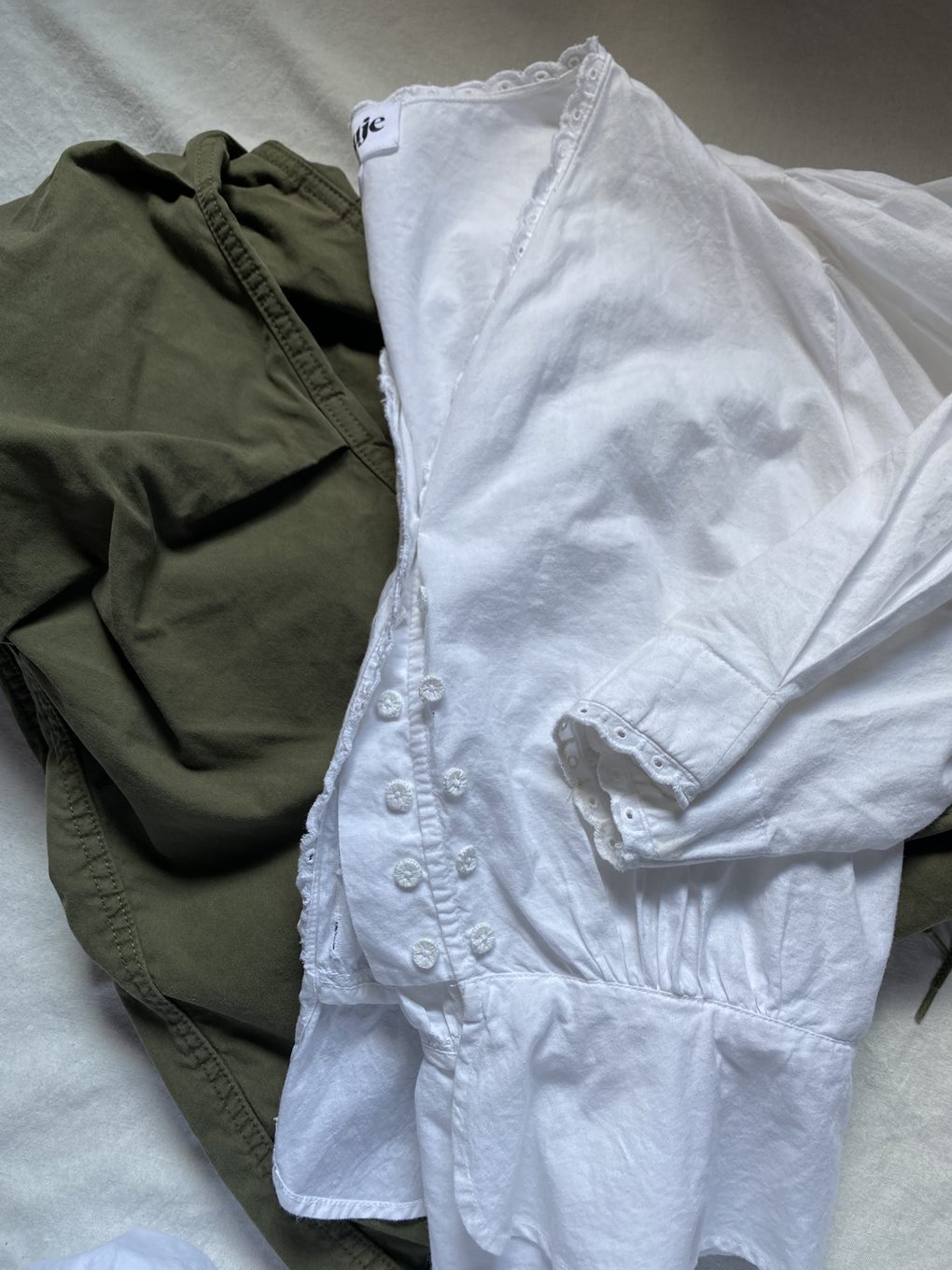 ブラウスとベイカーパンツの組み合わせ