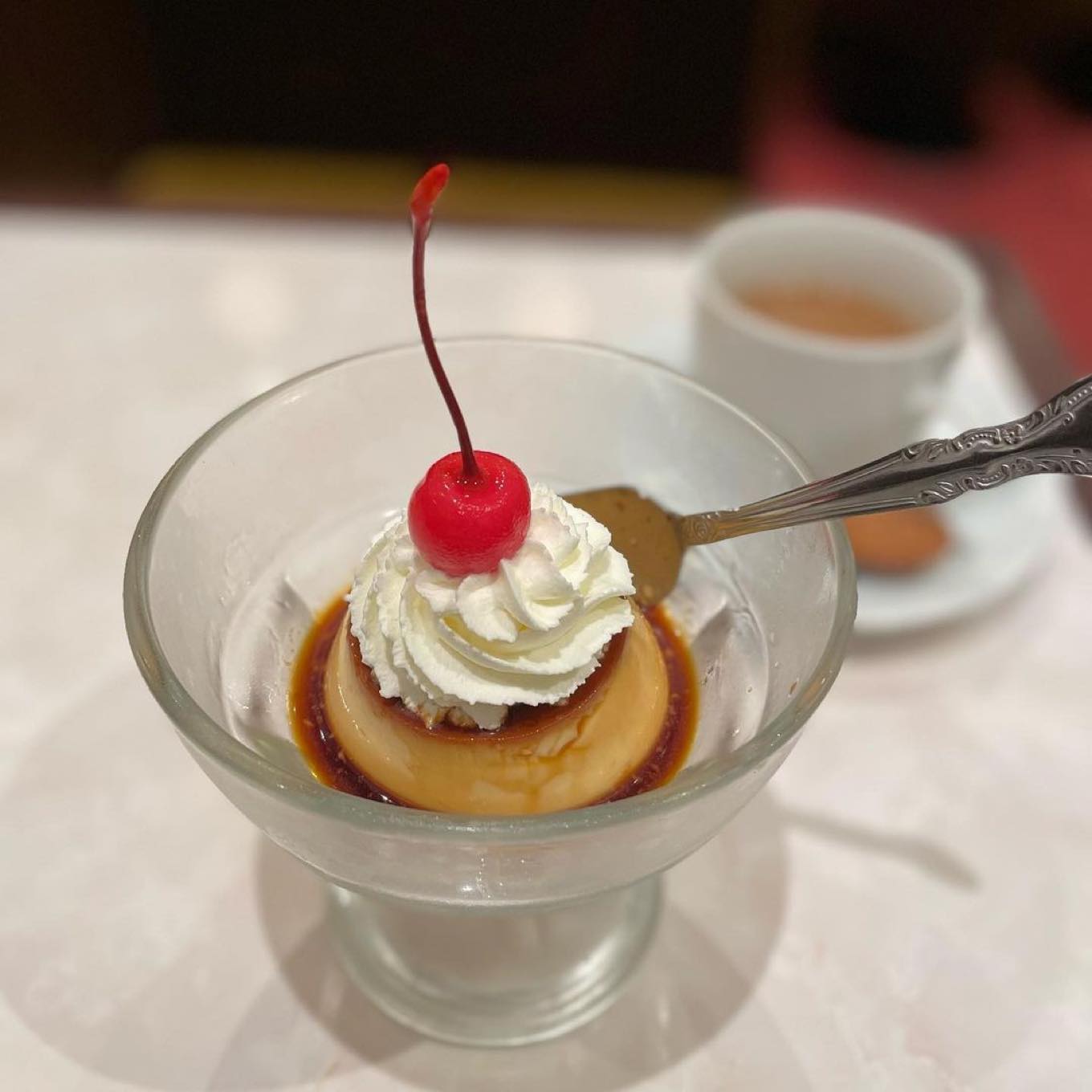 生クリームとさくらんぼの乗ったプリン