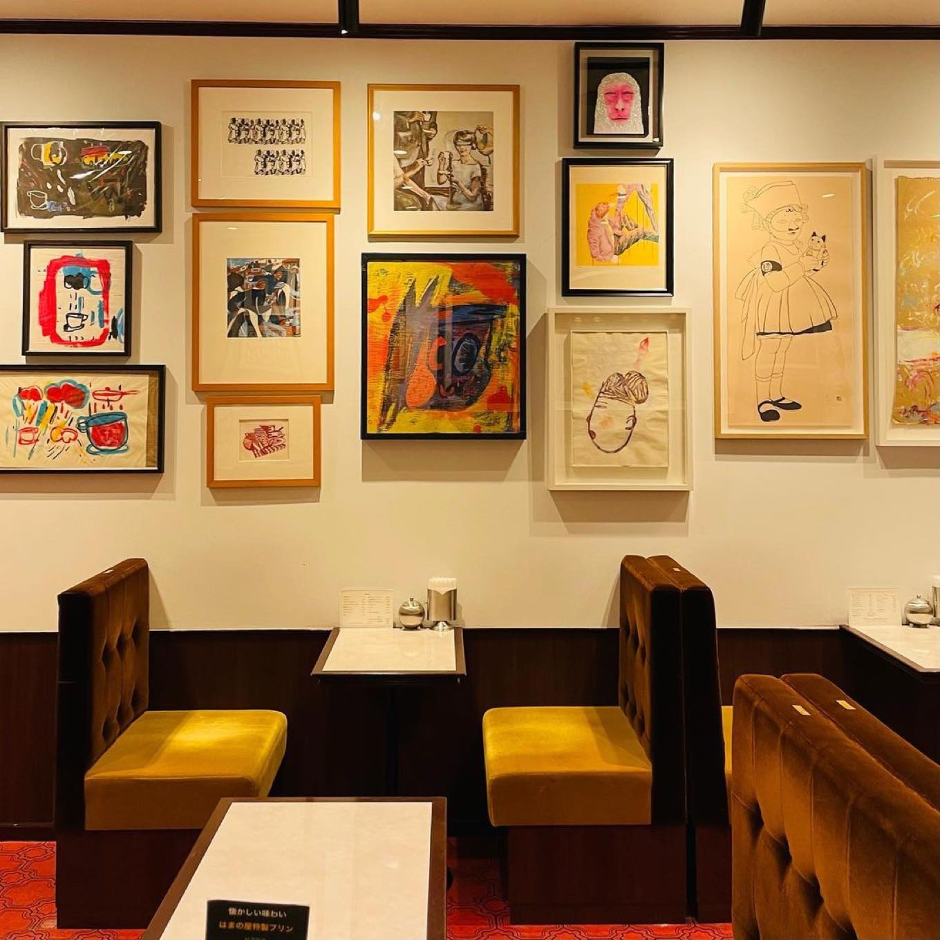 喫茶店の壁一面に飾られた絵画やポスターなど