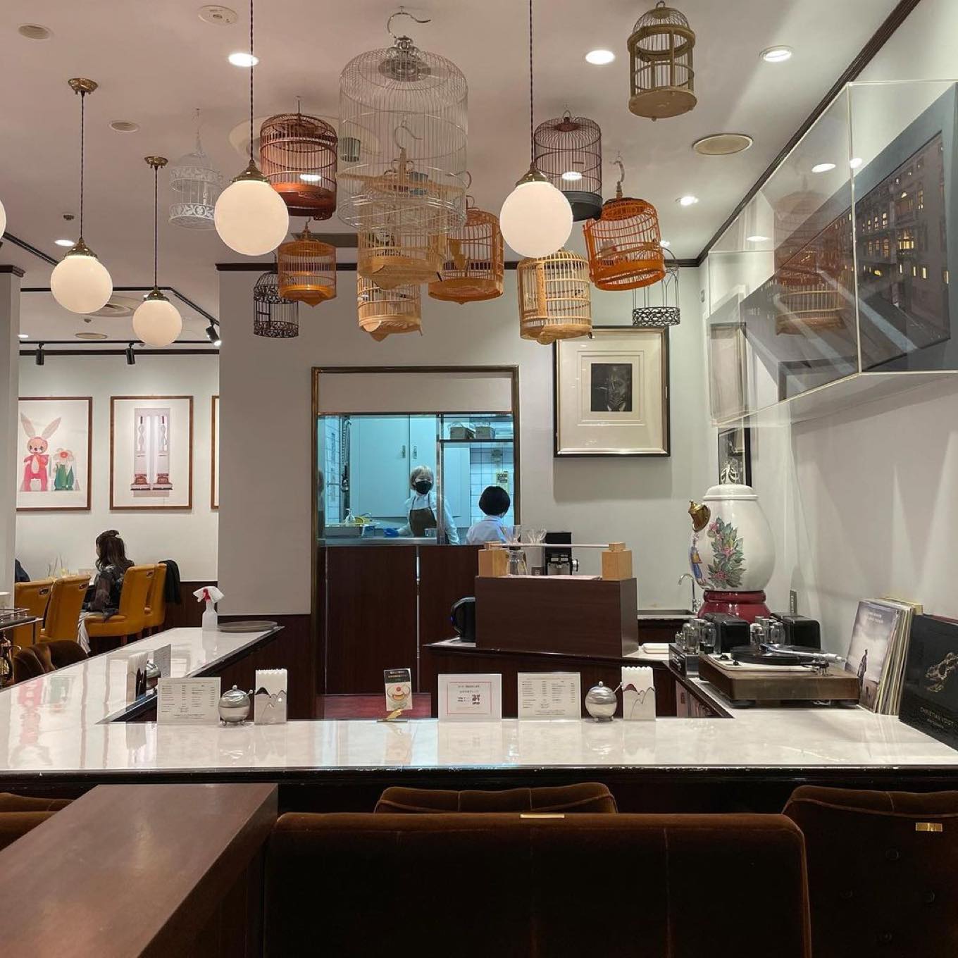 落ち着いた雰囲気の喫茶店の店内