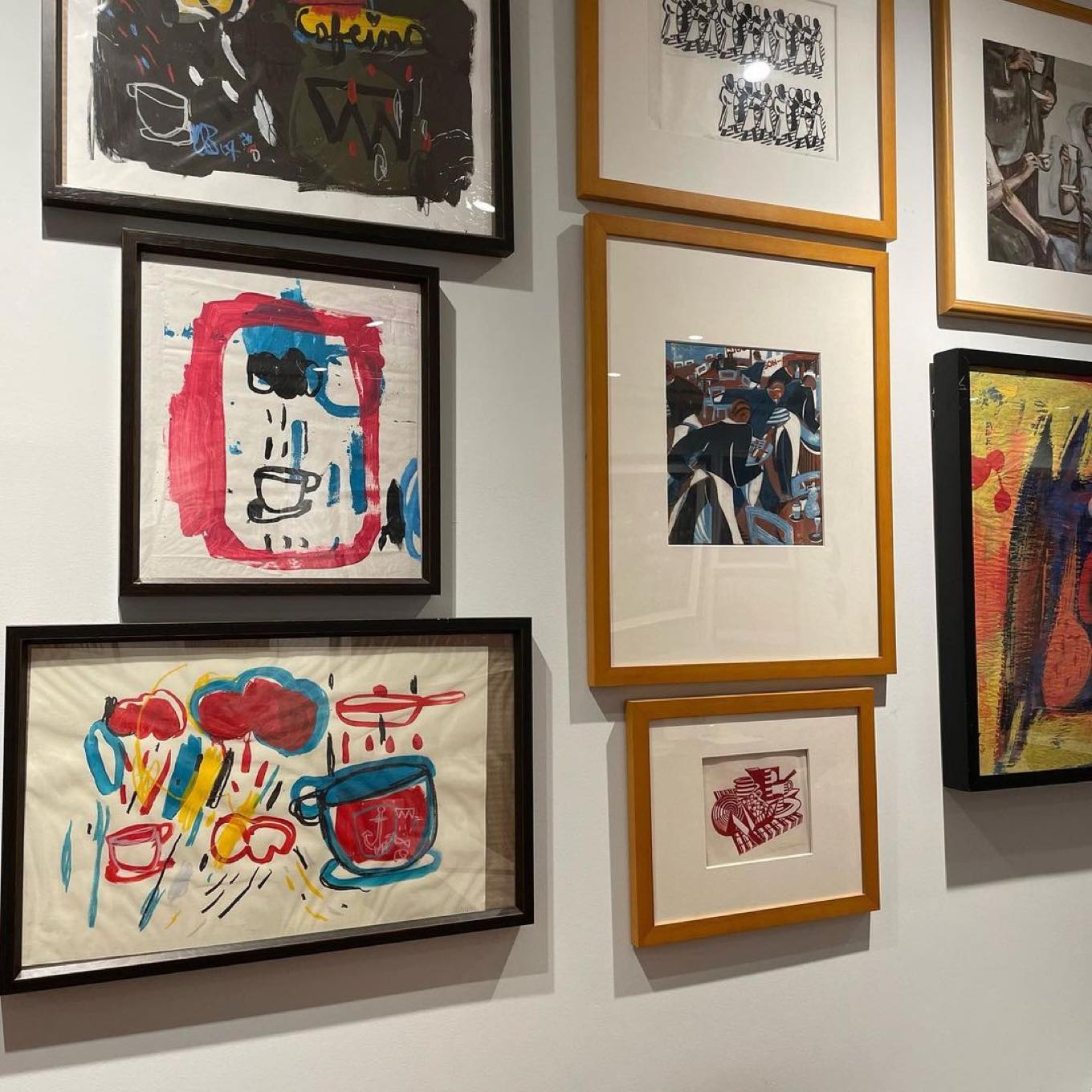 喫茶店の壁一面に飾られた絵画やポスターなど